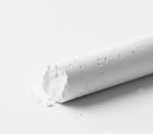 Макро фото белого кубика мела на чистом белом фоне