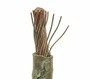 Макро фото медного провода с поврежденной изоляцией