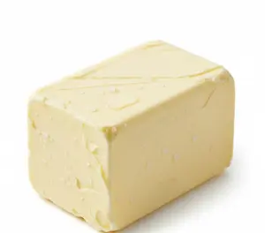 Кусочек свежего сливочного масла на деревянной доске