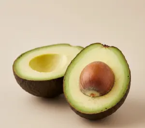 Свежий плод авокадо в разрезе
