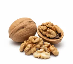 Горсть грецких орехов на светлом фоне