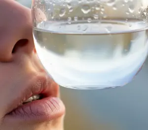 Стеклянный стакан воды и губы