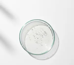 Лабораторное стекло с сывороткой